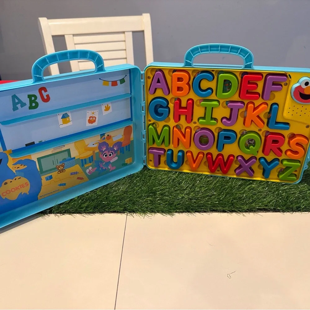 Sesame Street Character Puzzle Set - Red and Blue 2022 Elmo talks‎ and sings